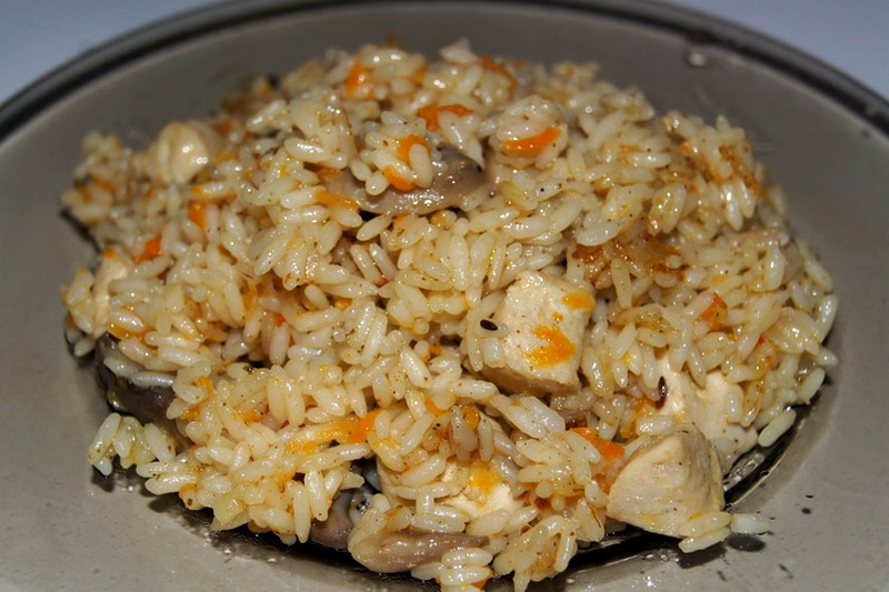 Курица с рисом на сковороде вкусный. Рис с курицей. Курочка с рисом. Рис с овощами и куриным филе. Курочка с рисом и овощами.