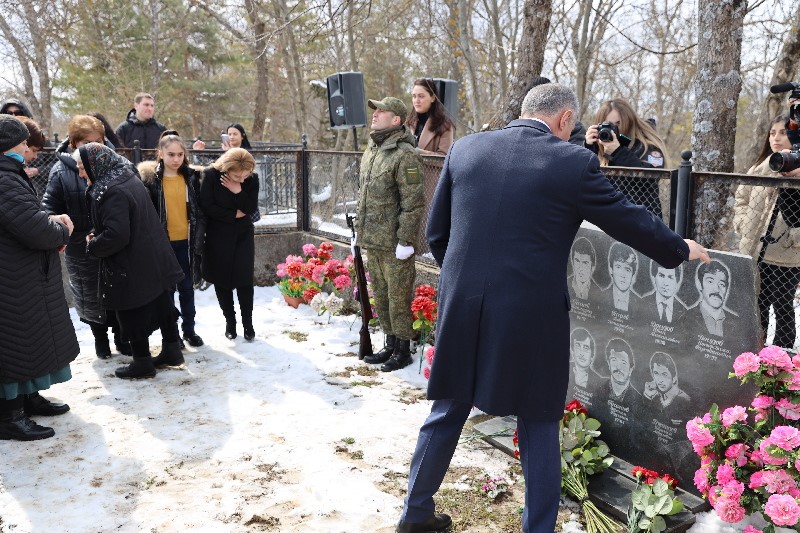 2. В Южной Осетии вспоминают жертв Ередской трагедии