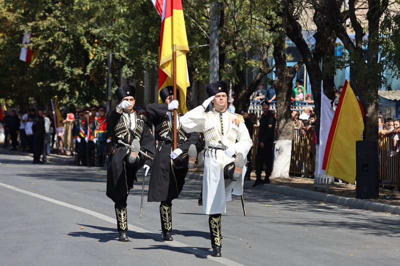1. Военный парад в честь празднования 32-й годовщины Республики Южная Осетия