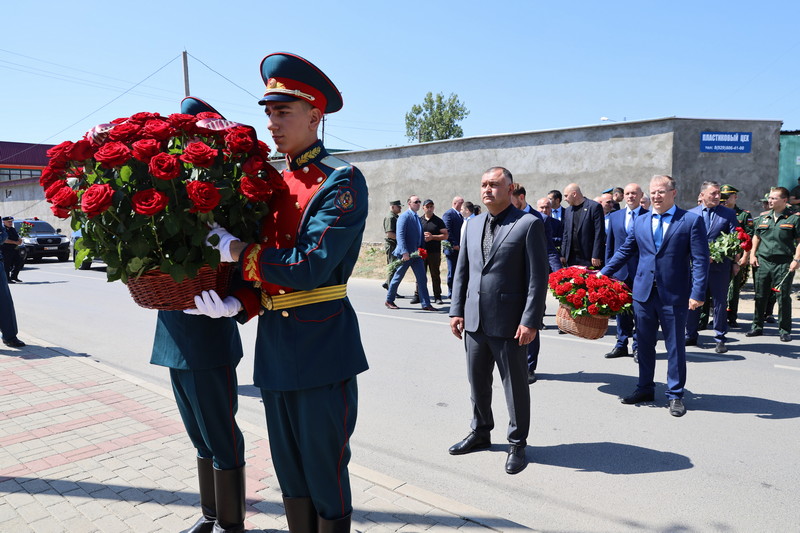 4. Церемония возложения цветов к местам гибели защитников Отечества