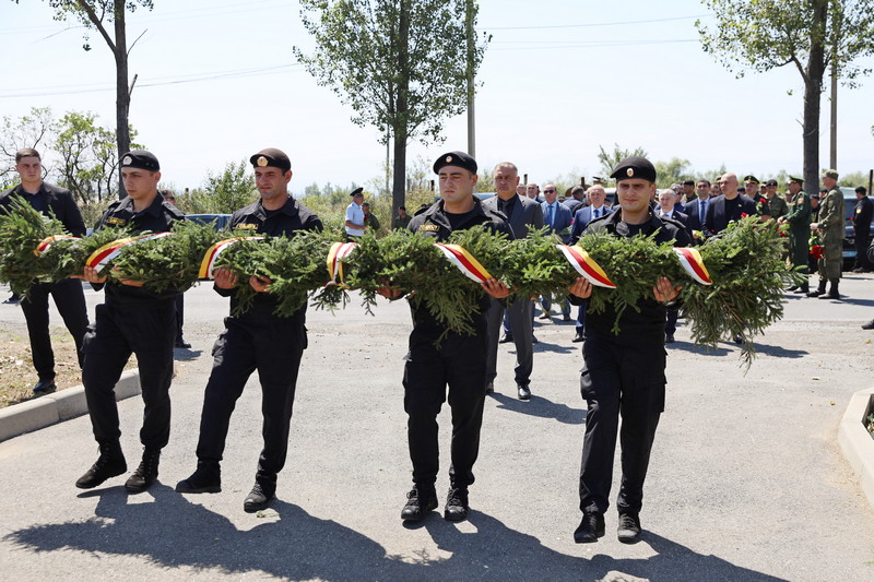 9. Церемония возложения цветов к местам гибели защитников Отечества