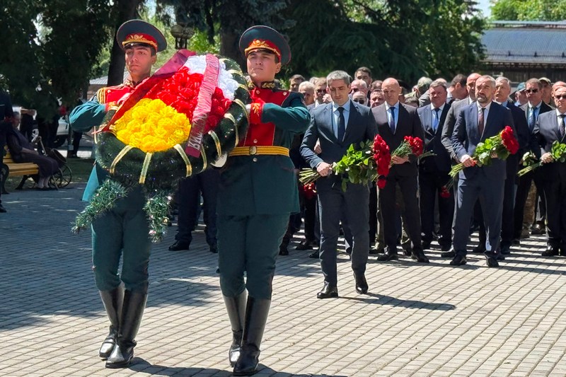 1. Церемония возложения венков и цветов к Обелиску павшим в годы Великой Отечественной войны