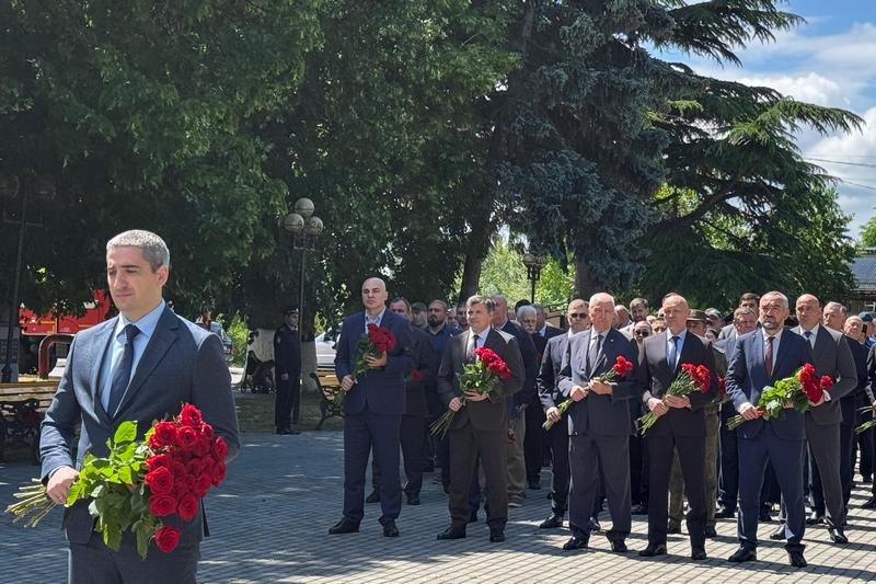 2. Церемония возложения венков и цветов к Обелиску павшим в годы Великой Отечественной войны