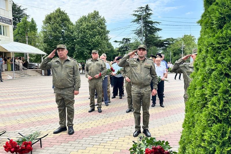 image-14-07-26-11-05-12. Церемония возложения цветов к стеле в память о подвиге российских и югоосетинских военнослужащих