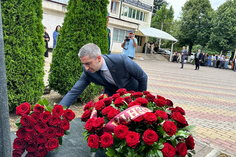 image-14-07-26-11-05-6. Церемония возложения цветов к стеле в память о подвиге российских и югоосетинских военнослужащих