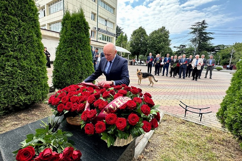 image-14-07-26-11-05-7. Церемония возложения цветов к стеле в память о подвиге российских и югоосетинских военнослужащих