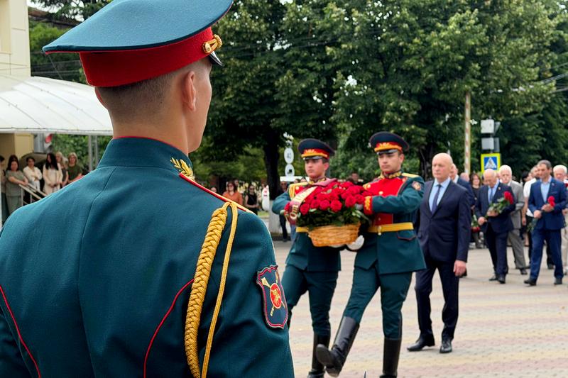 WhatsApp Image 2026-07-14 at 10.20.54. Церемония возложения цветов к стеле в память о подвиге российских и югоосетинских военнослужащих