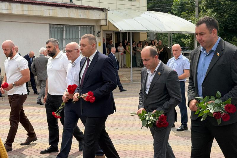 WhatsApp Image 2026-07-14 at 10.20.56. Церемония возложения цветов к стеле в память о подвиге российских и югоосетинских военнослужащих