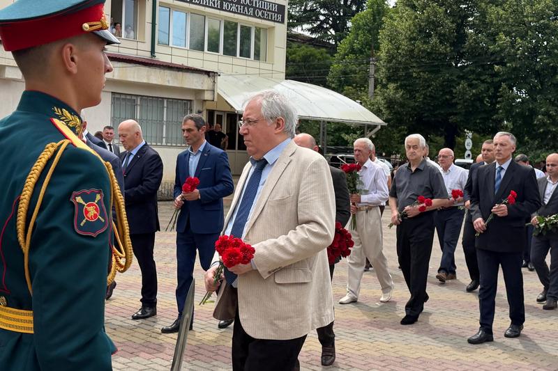 WhatsApp Image 2026-07-14 at 10.21.20 (1). Церемония возложения цветов к стеле в память о подвиге российских и югоосетинских военнослужащих