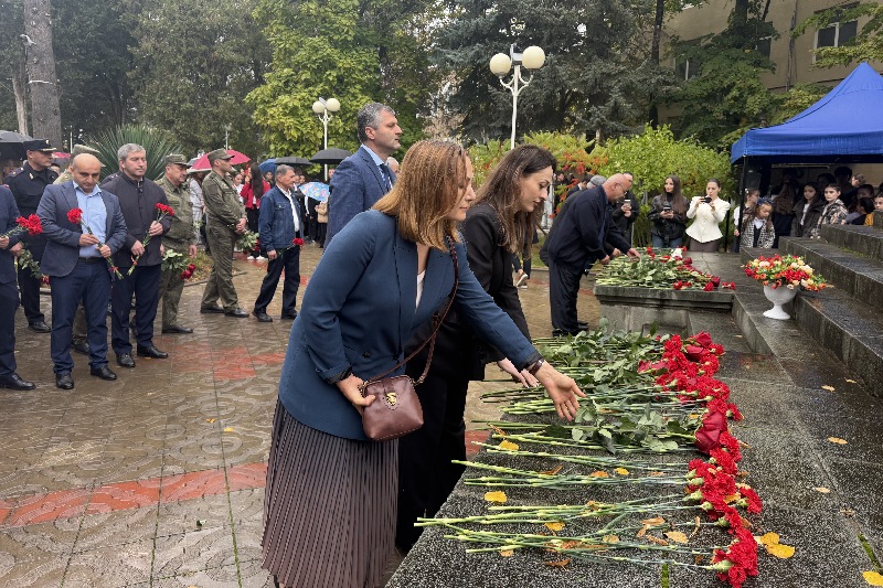 IMG_8192. Возложение цветов к памятнику Коста Хетагурова