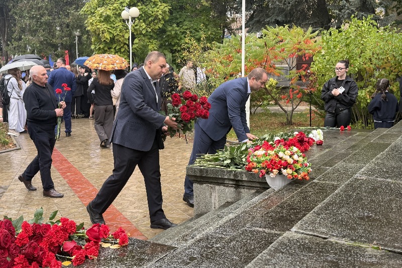 IMG_8205. Возложение цветов к памятнику Коста Хетагурова